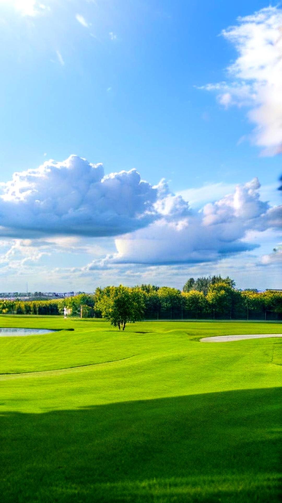 我爸过了70，整个人的重心都变了。
午觉雷打不动，说那是天大的事儿。
饭桌上就爱