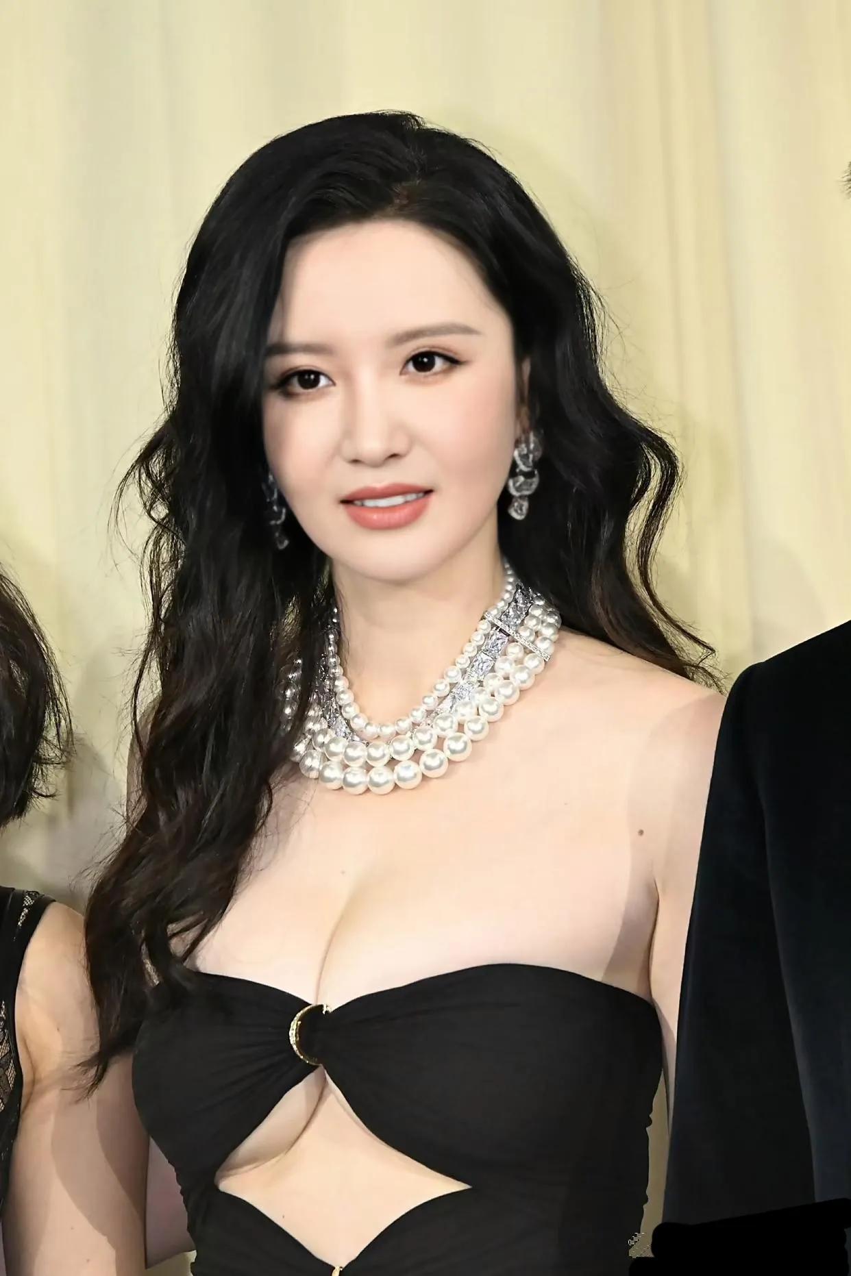 43岁的张萌在上海时装周亮相，身穿抹胸裙身材火辣，皮肤状态跟18岁一样。