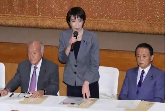 美国总统特朗普抵达日本，看上去心情不是很好，下飞机时比较严肃。日本首相高市早苗也