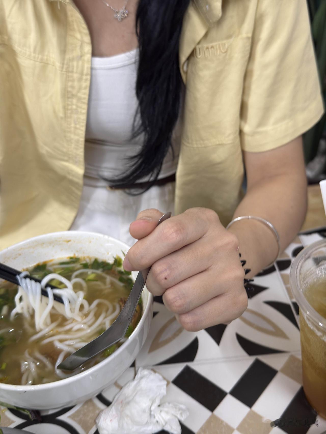 换新越南女朋友了
成为了大家口中渣男
我喜欢年轻
漂亮的女孩
有错吗？
我跟前女