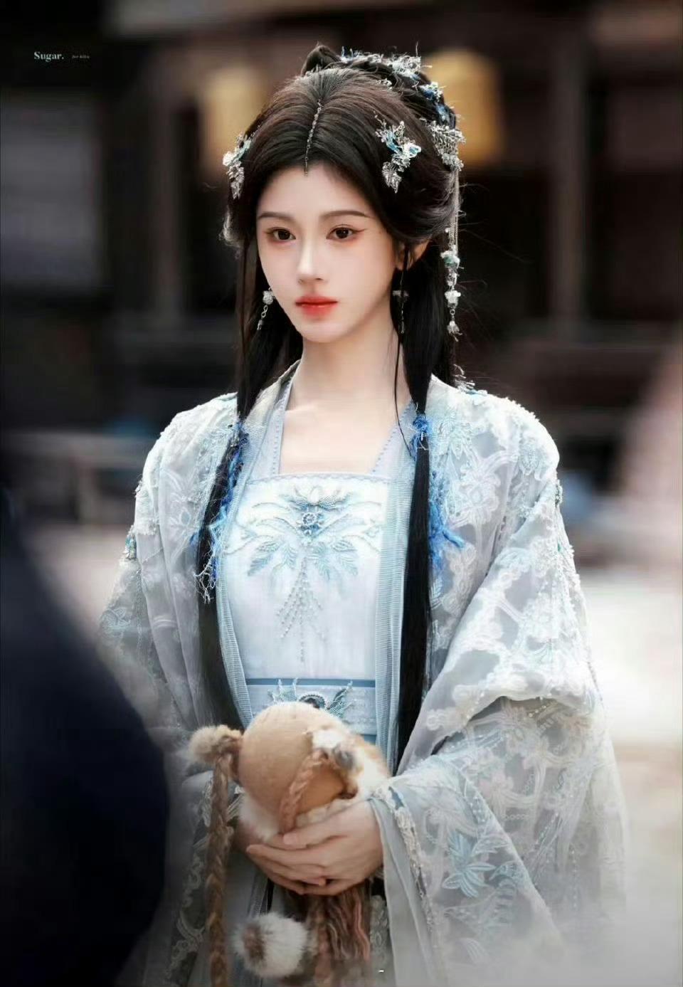 月鳞绮纪鞠婧祎戏服卖掉了 剧中的华服有了新归宿，那些绣着故事的针脚、闪着光的细节