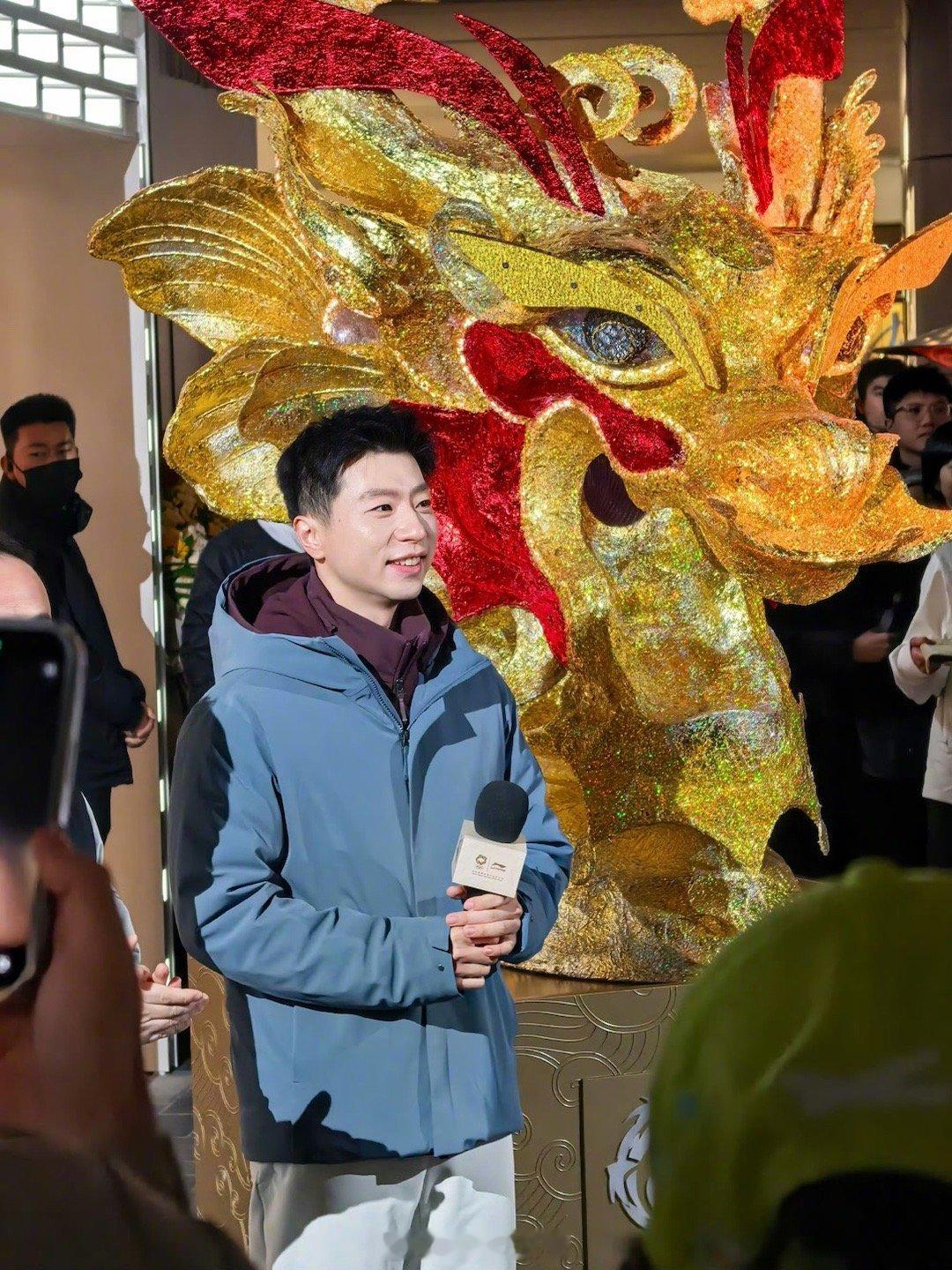 马龙又变回鞍山小马了 龙队休假状态帅出新高度！运动服都遮不住的清爽少年感，笑起来