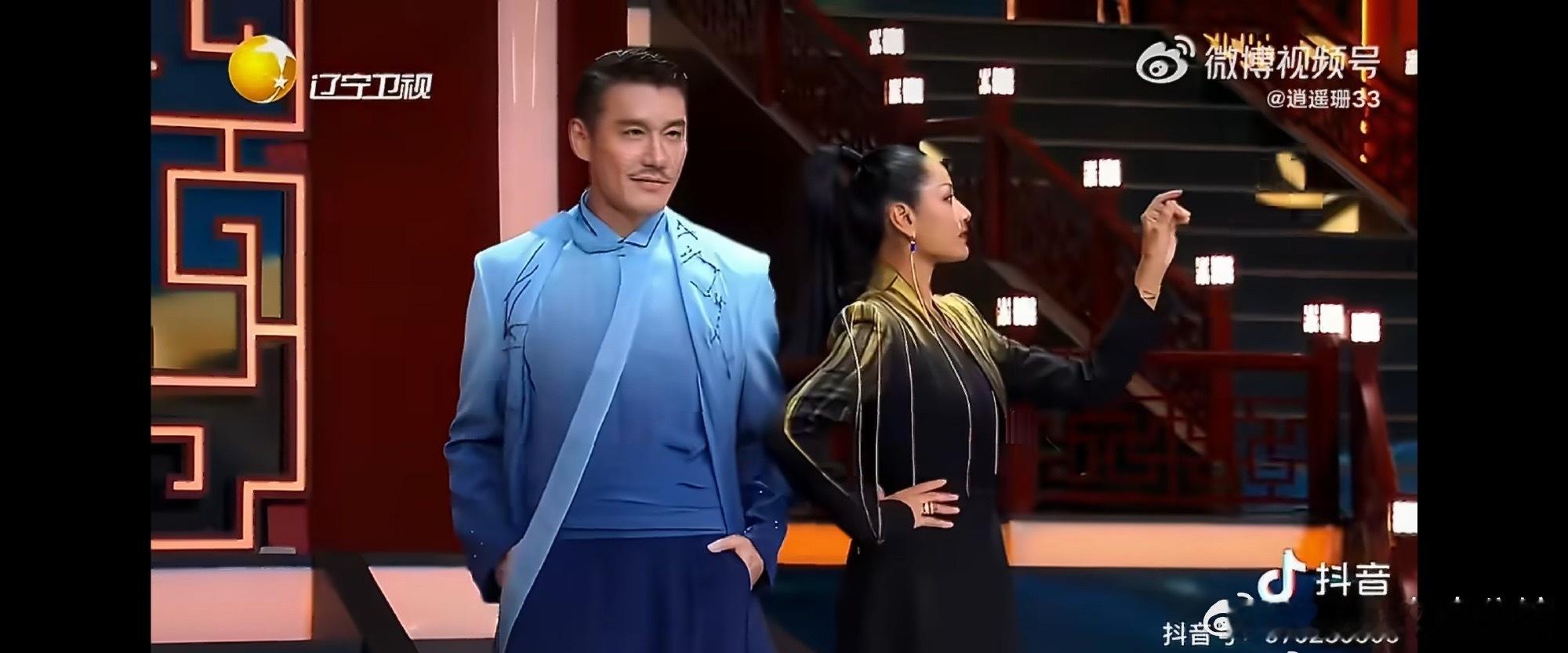 胡兵瞿颖情人节虽迟但到三十载知己情谊，春晚同框甜度拉满，比心合唱默契依旧。最好的