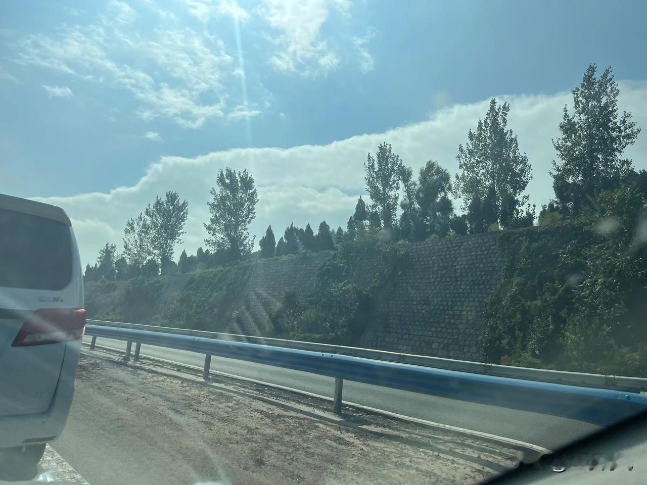  现在国民的素质是明显的提高了。
今天早晨从三门峡去洛阳，快到张茅那一段出现了车