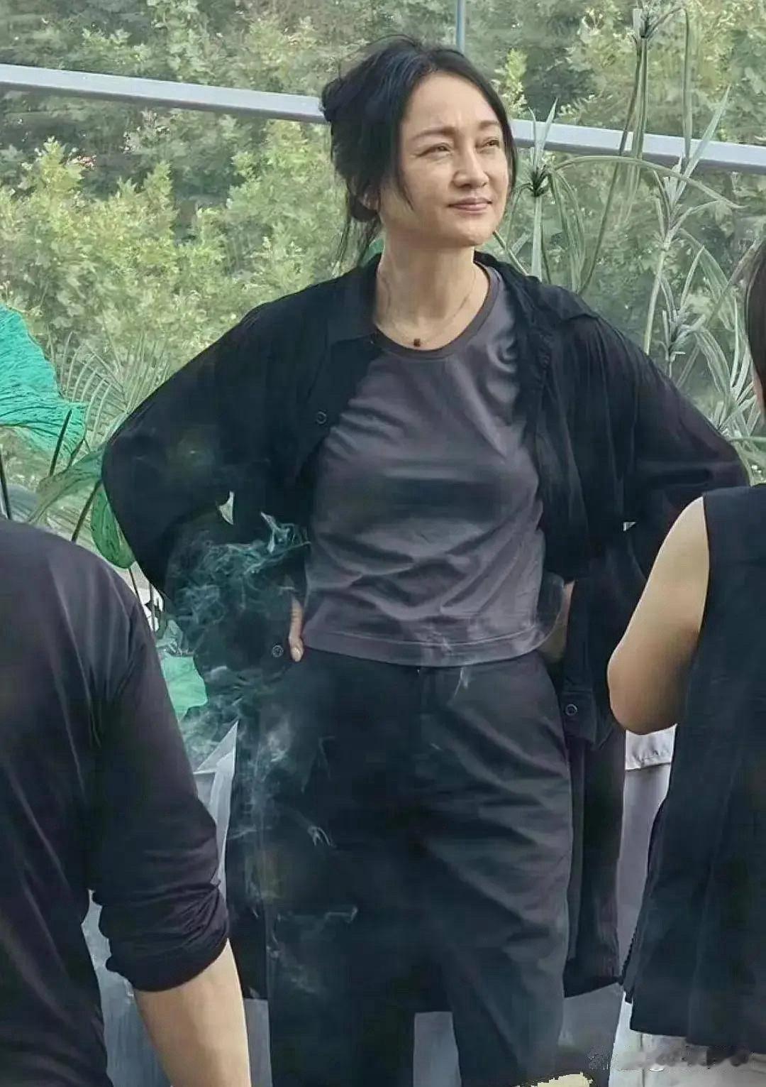 49岁的周迅素颜和朋友聚会，脸上有岁月痕迹但魅力不减，更显真实亲切 