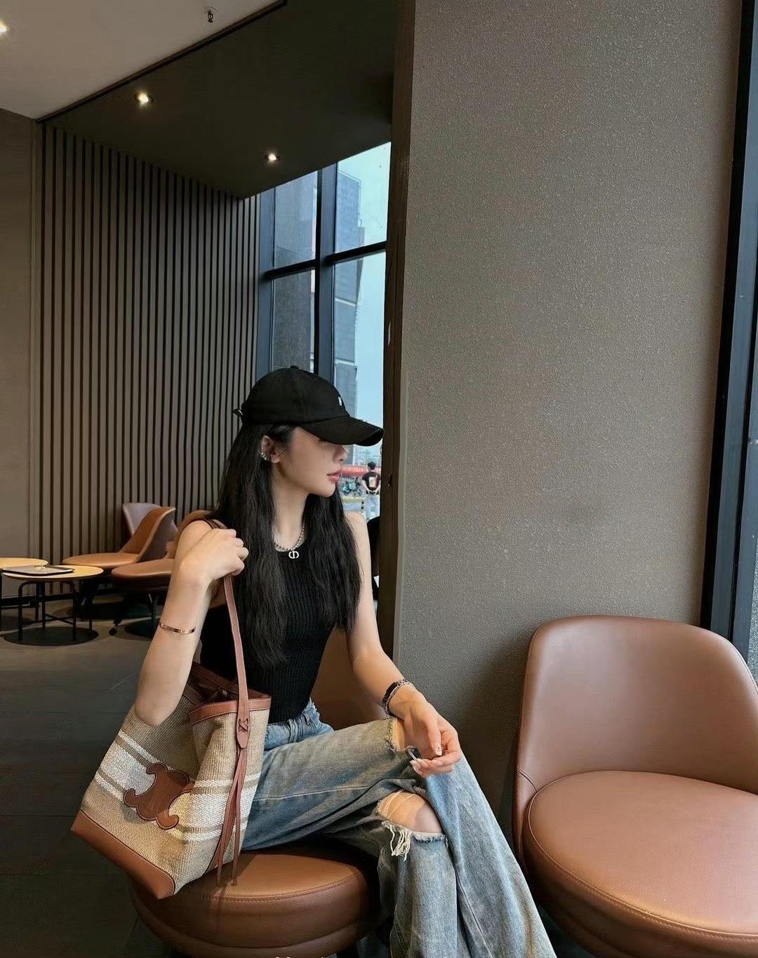 渐行渐远是不同频的人，逐渐浓烈才是值得的人，希望真诚的一直真诚，值得的一直值得。