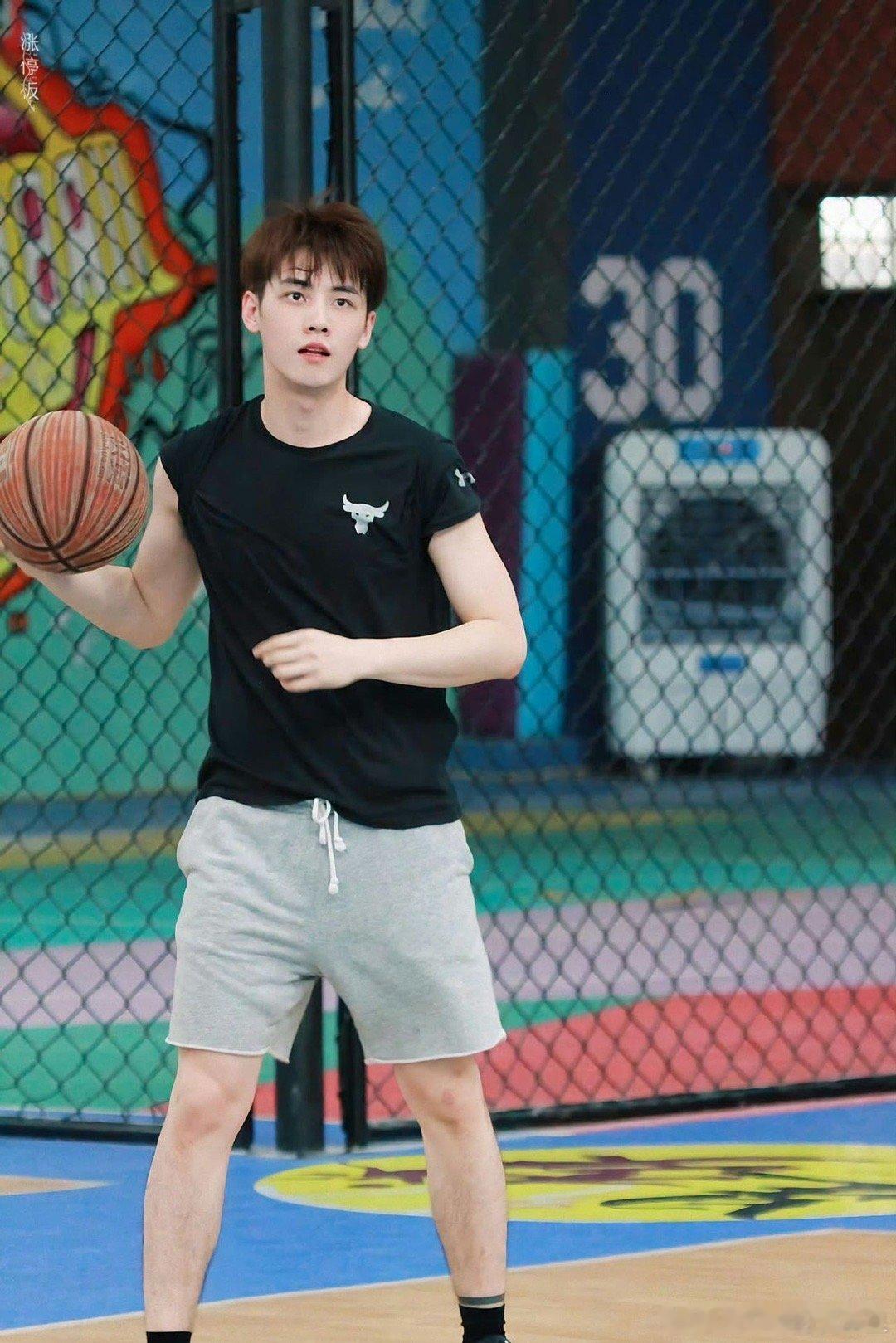 #任豪干一行爱一行行一行#任豪不仅在音乐上有着非凡的才华，在篮球场上的英姿也同样