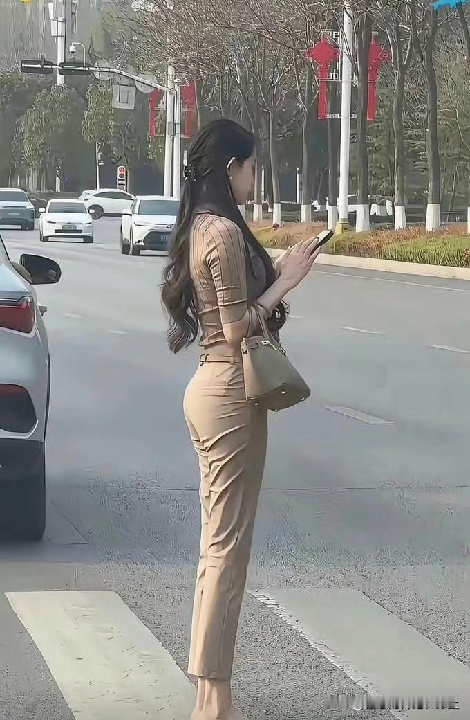 身材长这样，脸蛋已经不重要了吧 
确实大长腿
妖娆妩媚的身材
要啥自行车了
就冲