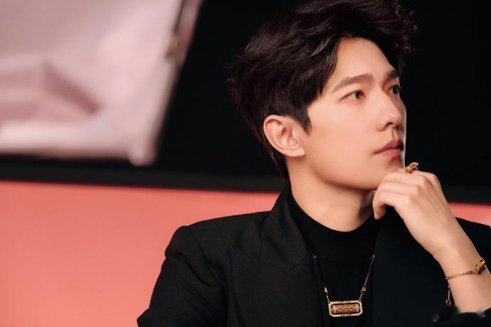 杨洋的面部折叠度令人惊叹杨洋的颜值真的赢麻了！面部折叠度高到离谱，五官精致又立体