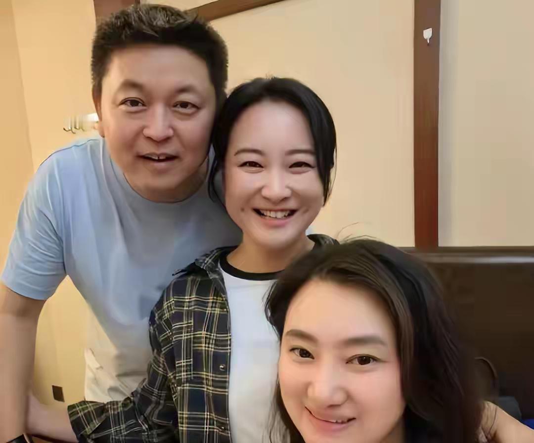 贾玲走红后退出春晚、解散大碗娱乐，看似“反内娱”操作实则野心尽显。她从相声跨界影