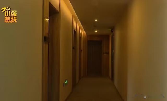 浙江绍兴，男子跟女友去酒店里开房，办理了入住之后，女友准备洗个澡放松一下，男友在