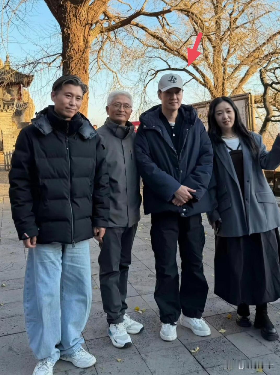 辛柏青和好友李乃文一起到大孤山祈福，两个人抱着千年银杏树，看起来很虔诚。辛柏青的