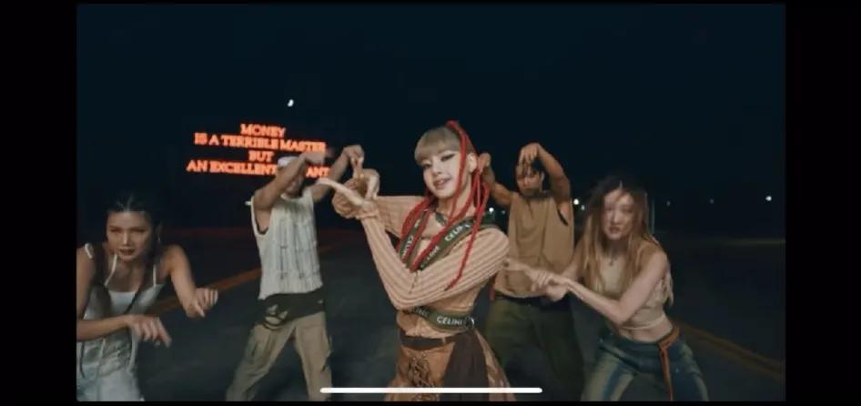 发现一件有趣的事，卢瀚霆的money和Lisa的歌money长得好像耶，包括舞蹈
