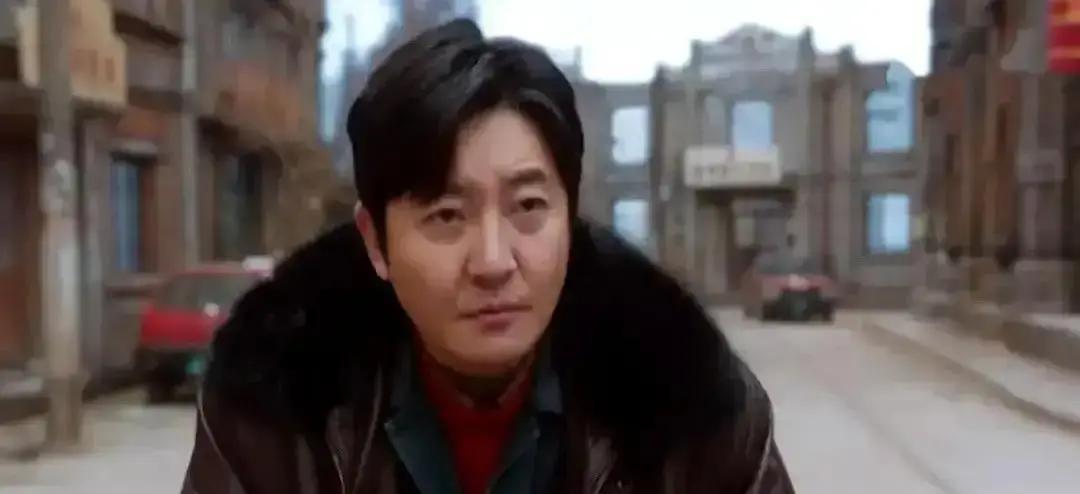 别再吹崔国明了。他替兄弟养家18年，三次放弃翻身机会，最后需要基金会救济。
 