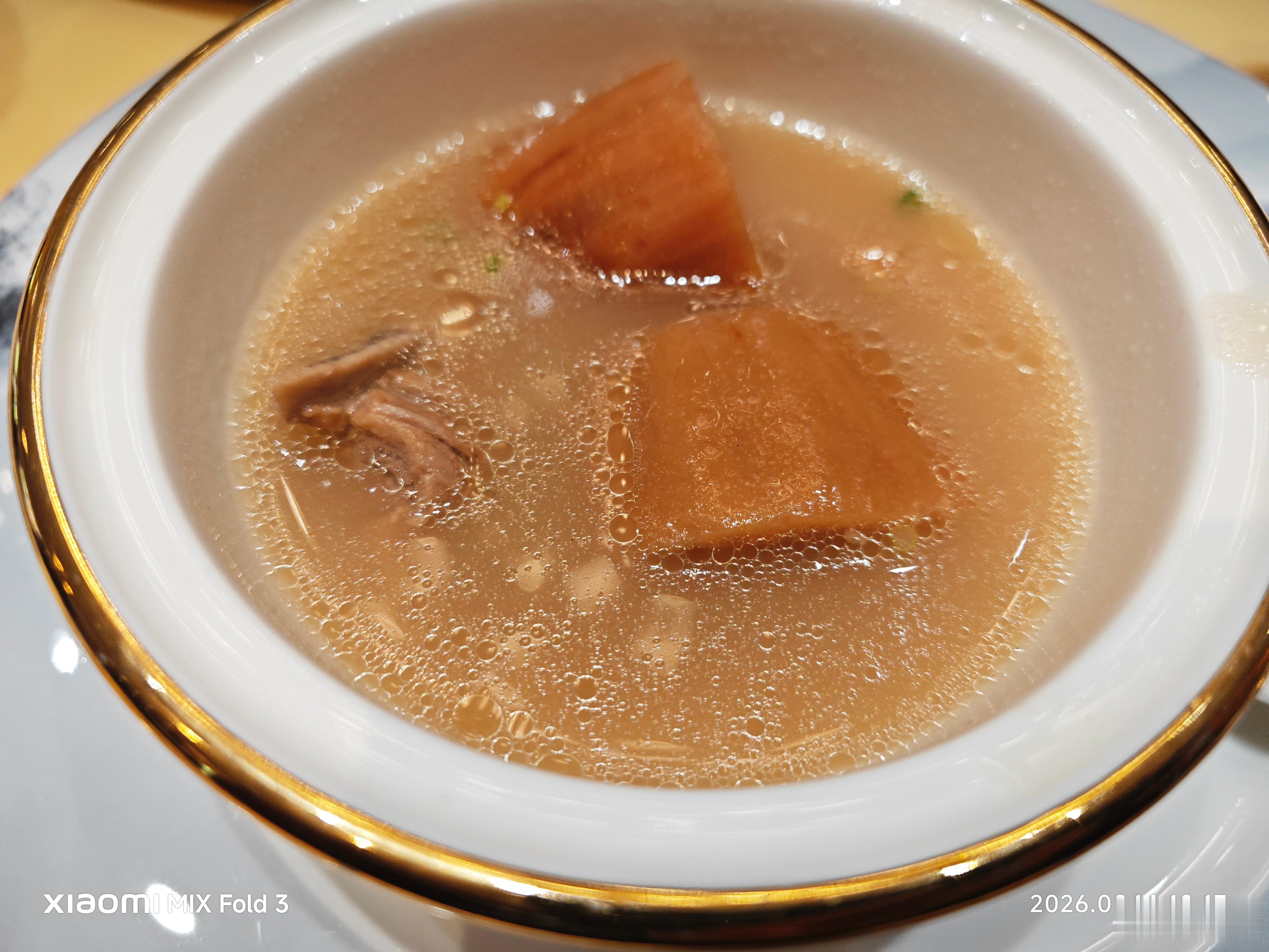 今天吃到了洪湖排骨湖莲藕汤、汉阳盒子、东湖水煮面片。他们说，都是武汉的经典美食。