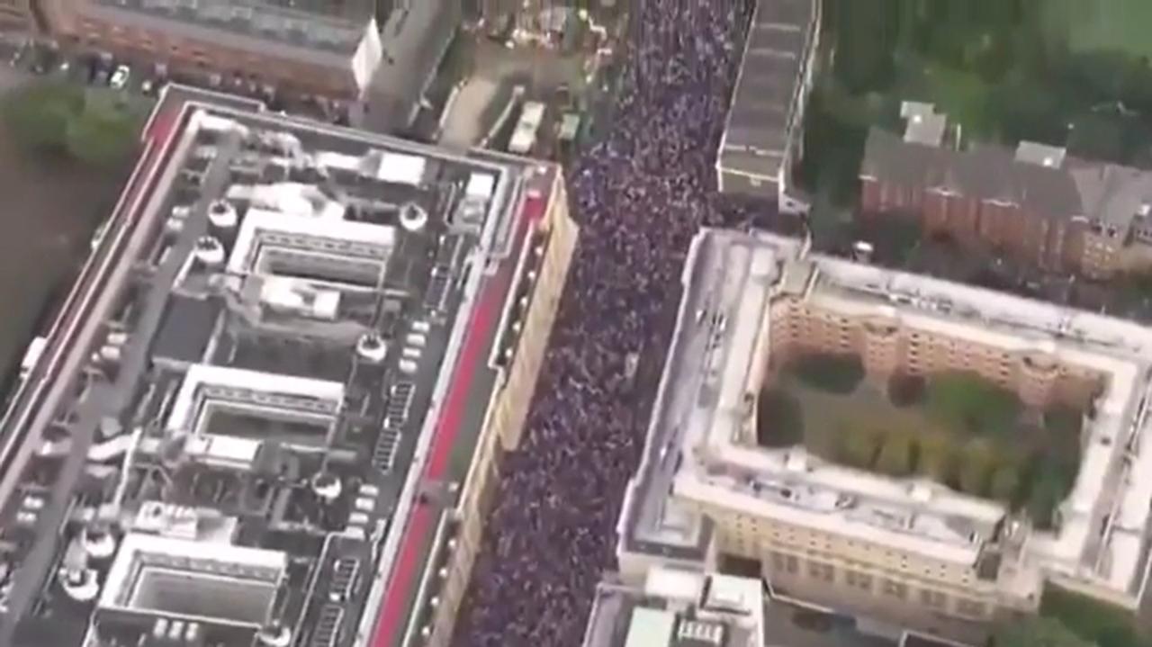 伦敦左右翼对抗：右翼反移民举英旗，左翼挺难民！超千警力维序
据俄新社记者报道，右