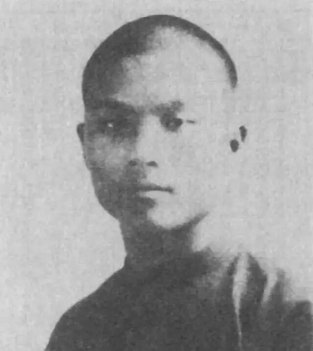 《沉默的荣耀》中“吴石案”最悲催的当属张志忠夫妇了，他们遇害后，儿子21岁时饮弹