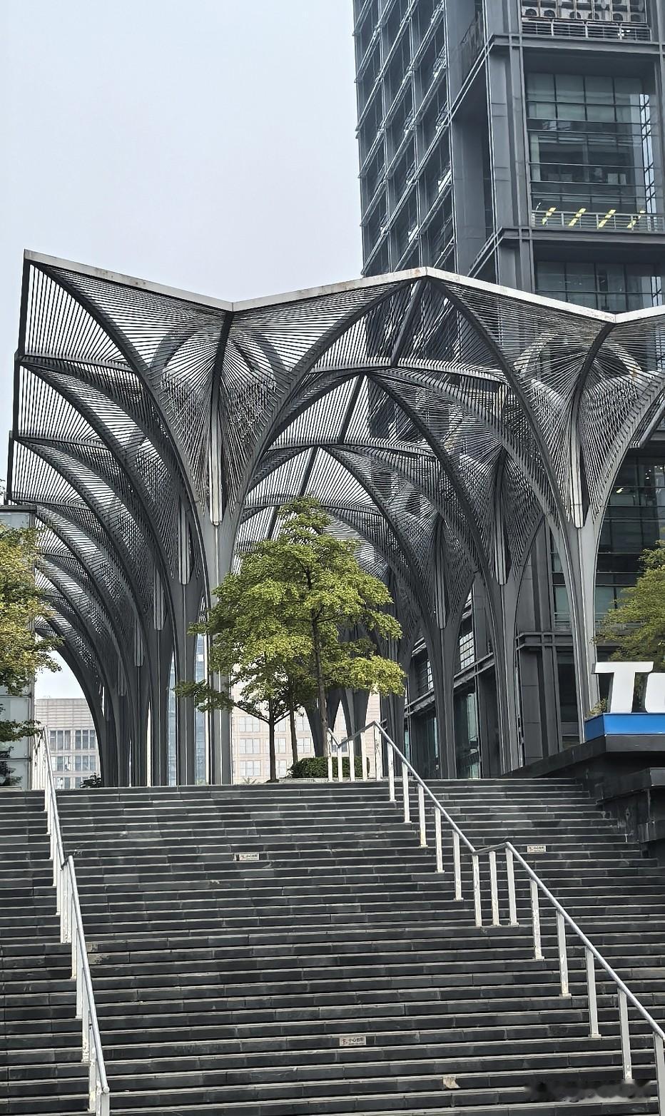 卜算子·山居
苦径入云深，竹户斜阳里。
一夜溪声洗客心，月照孤松起。
不羡玉堂人