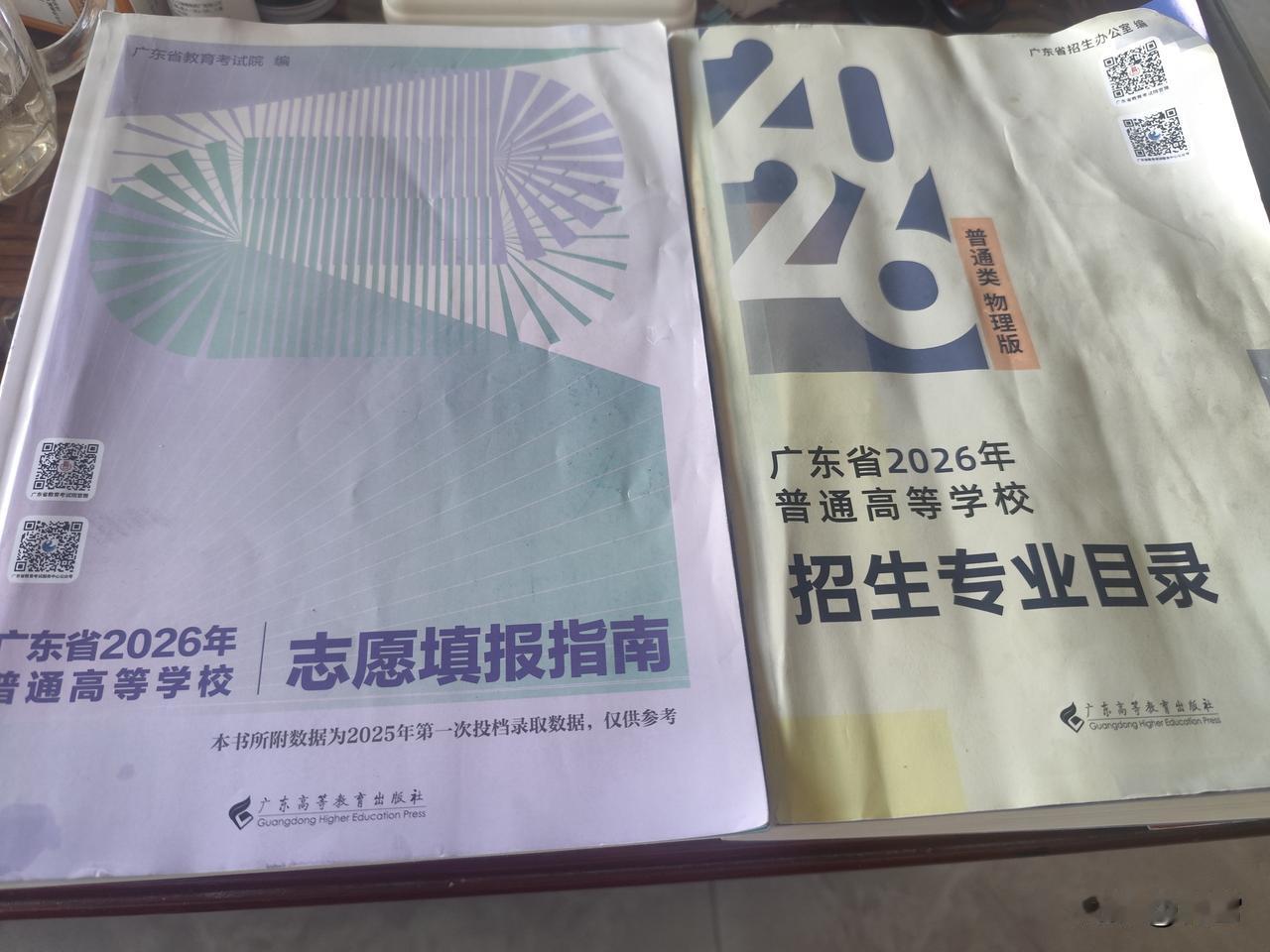 相信不少家长过了今天之后，都会觉得这两本书碍眼！
以如今的图书出版业市场，要说每