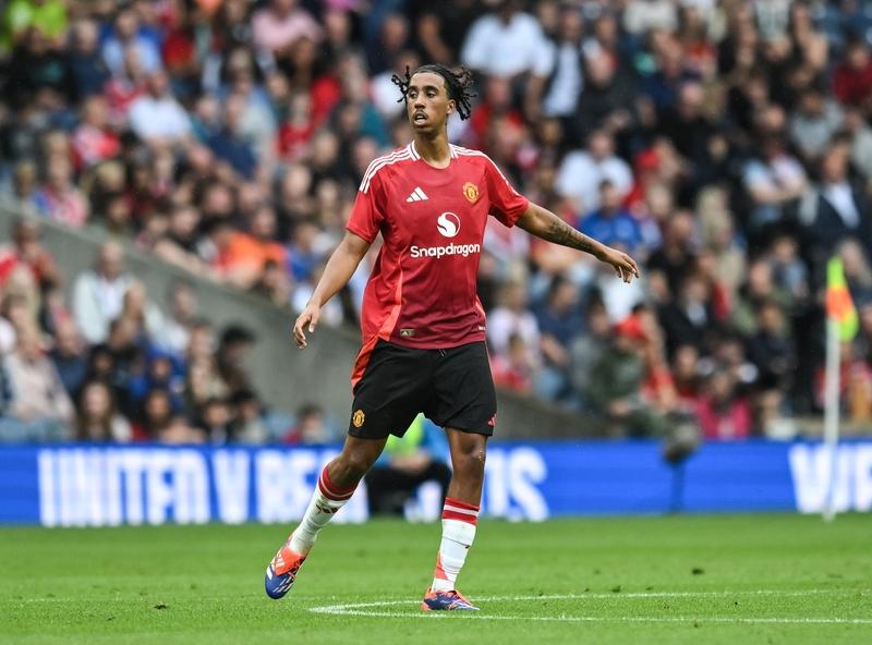 约罗这两场比赛看得出来他离首发后卫还是有距离的，可能他的顺位还不如海文高。踢埃弗