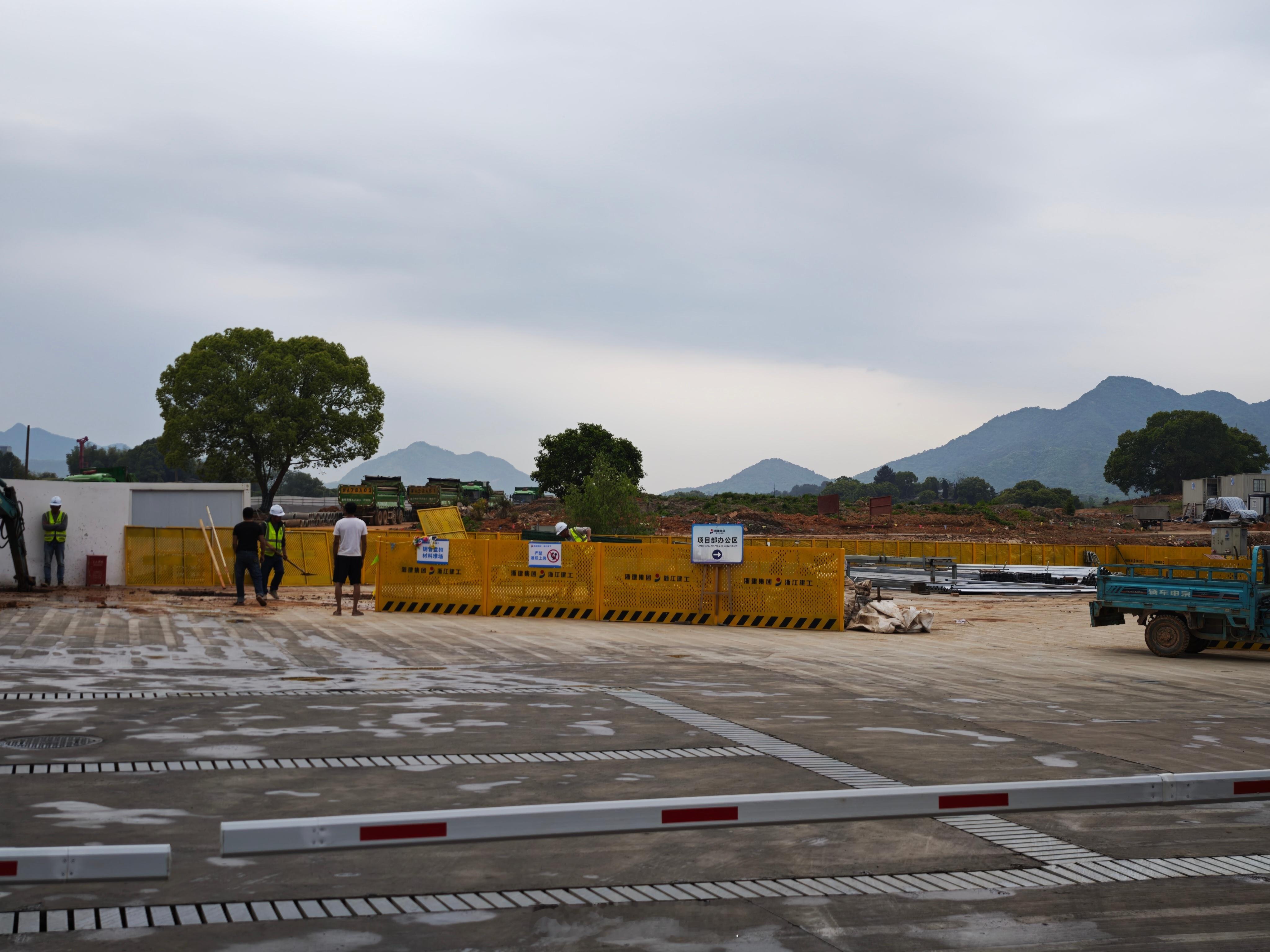 钱塘大学的工地现场，中方建筑事务所为浙江大学建筑设计研究院。 