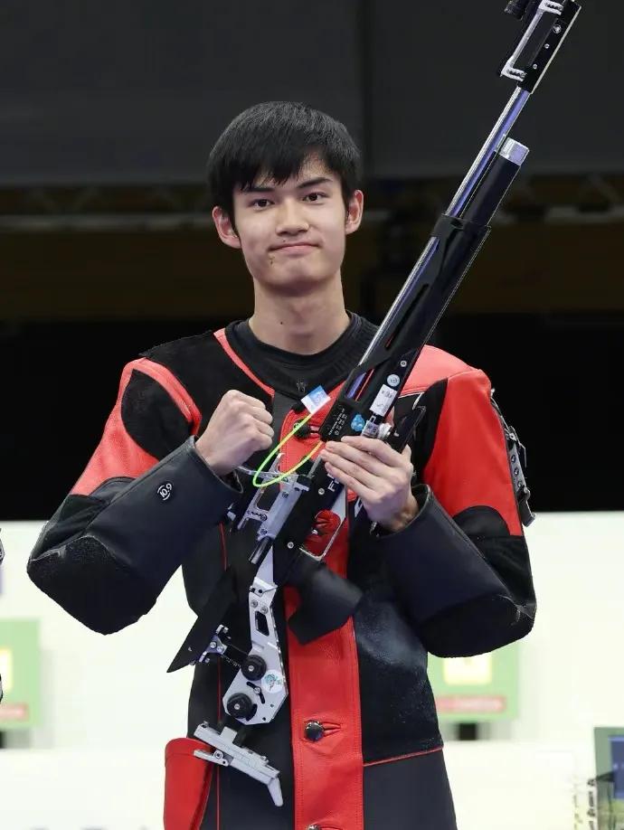 盛李豪，这小子简直是开了挂的人生！

第一，射击天赋拉满，奥运冠军说拿就拿！
第