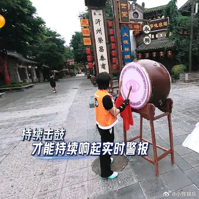 张极背起160斤NPC拔腿就跑 笑疯了家人们！张极背NPC跑的时候我还在想“看着