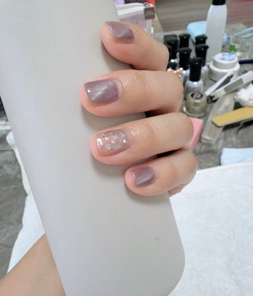 楼上的姐姐来我家玩 帮她做了个美甲。我搞的慢，她还说我 差生文具多。不好看吗？忘