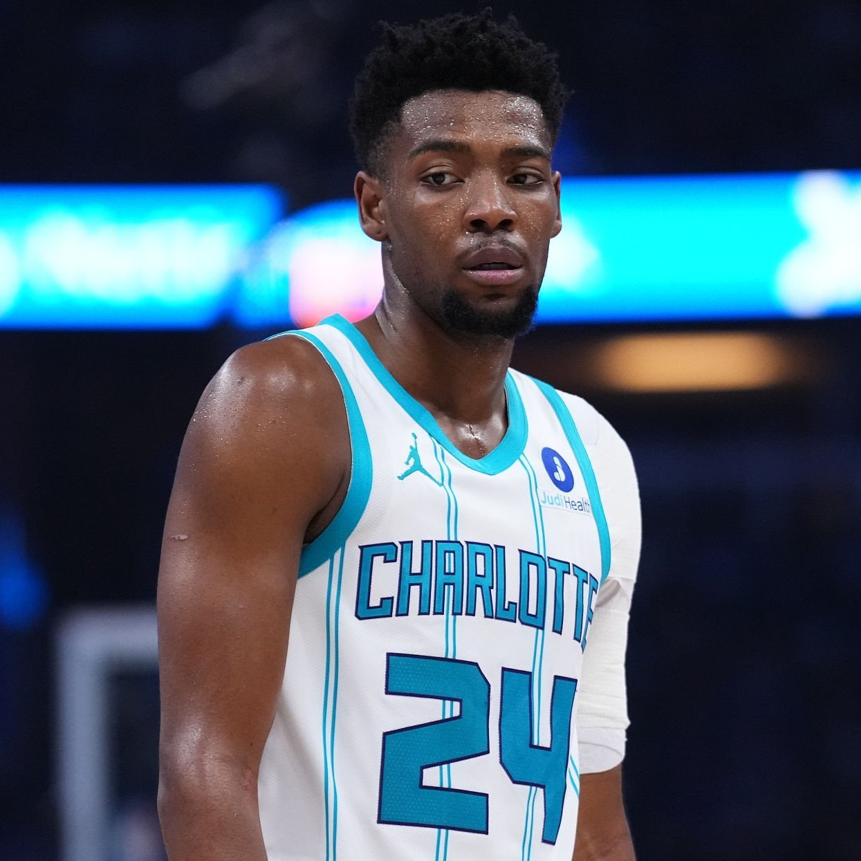 黄蜂宣布布兰登·米勒接受左肩手术，解决肩膀不稳定的问题。NBA