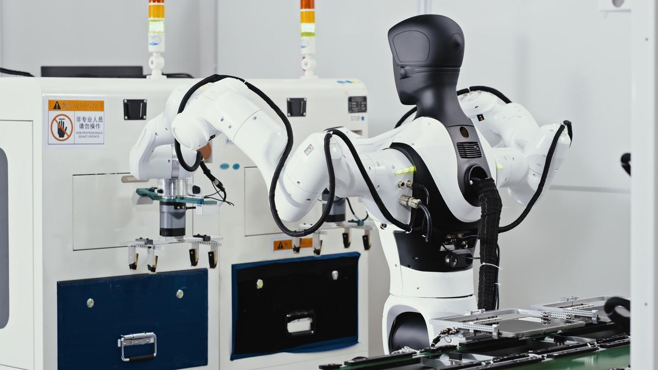 智元机器人与龙旗科技合作，成功将真机强化学习技术应用于工业产线，破解了精密制造业