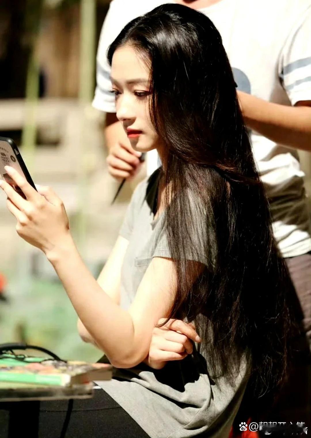 万茜孕期拍的这张照片美极了，当时她已经怀孕五个月了 ​​​