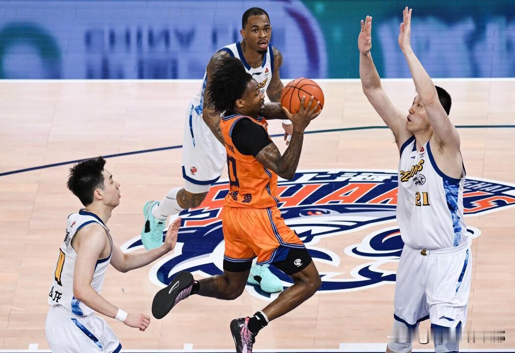 CBA总决赛，上海男篮1比0广厦男篮🏀其实对于任何队来说，包夹古德温都是一个比