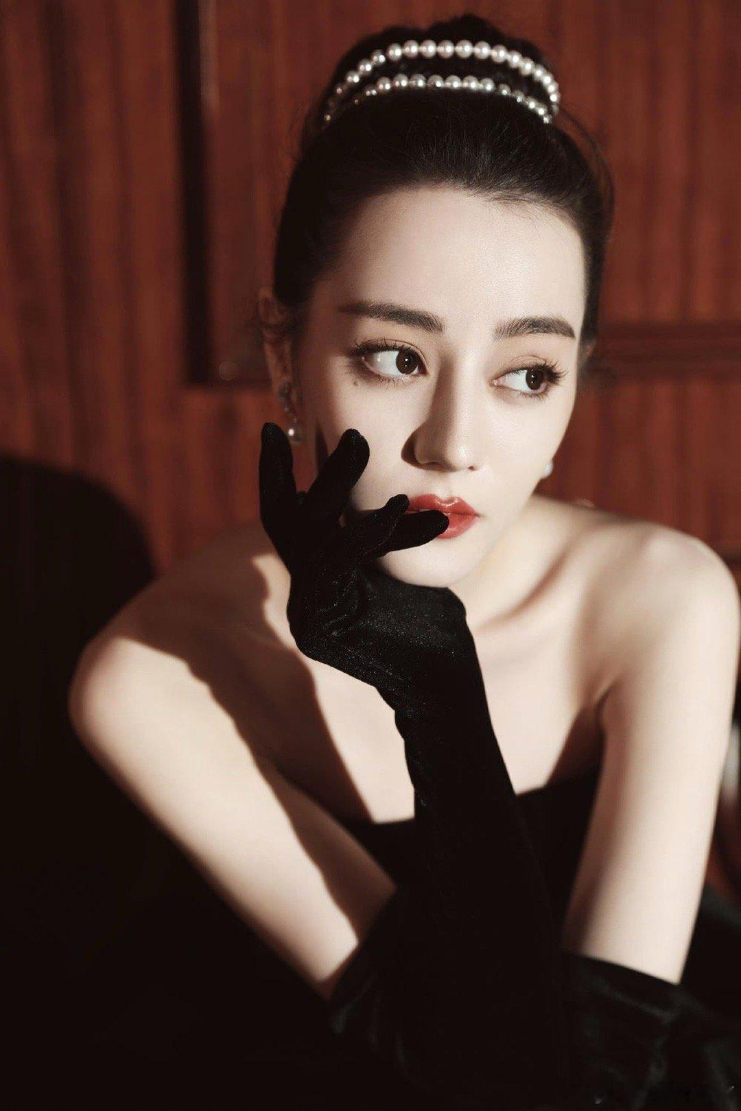 大光明很容易显成熟，迪丽热巴梳大光明还能如此美萌，眼波灵动，甜感丝毫不减，太绝了