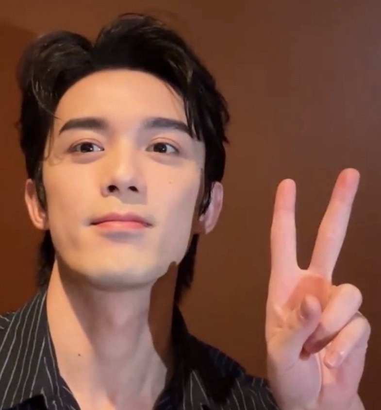 吴磊比耶拍照昨晚的吴磊说“我是吴磊，我同意吴磊拍照比✌️” 多拍爱看，磊磊帅炸天