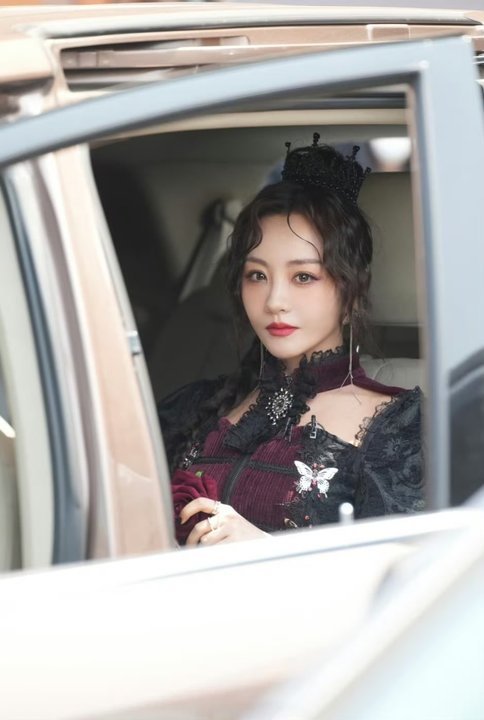 杨蓉哥特风路透杨蓉黑色蕾丝裙路透好期待这期的大侦探啊！ ​​​