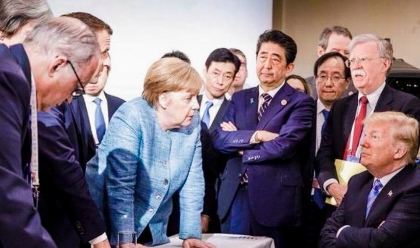 默克尔强大的气势和高市早苗谄媚的笑，是不是形成了鲜明的对比！
两位作为各自国家的