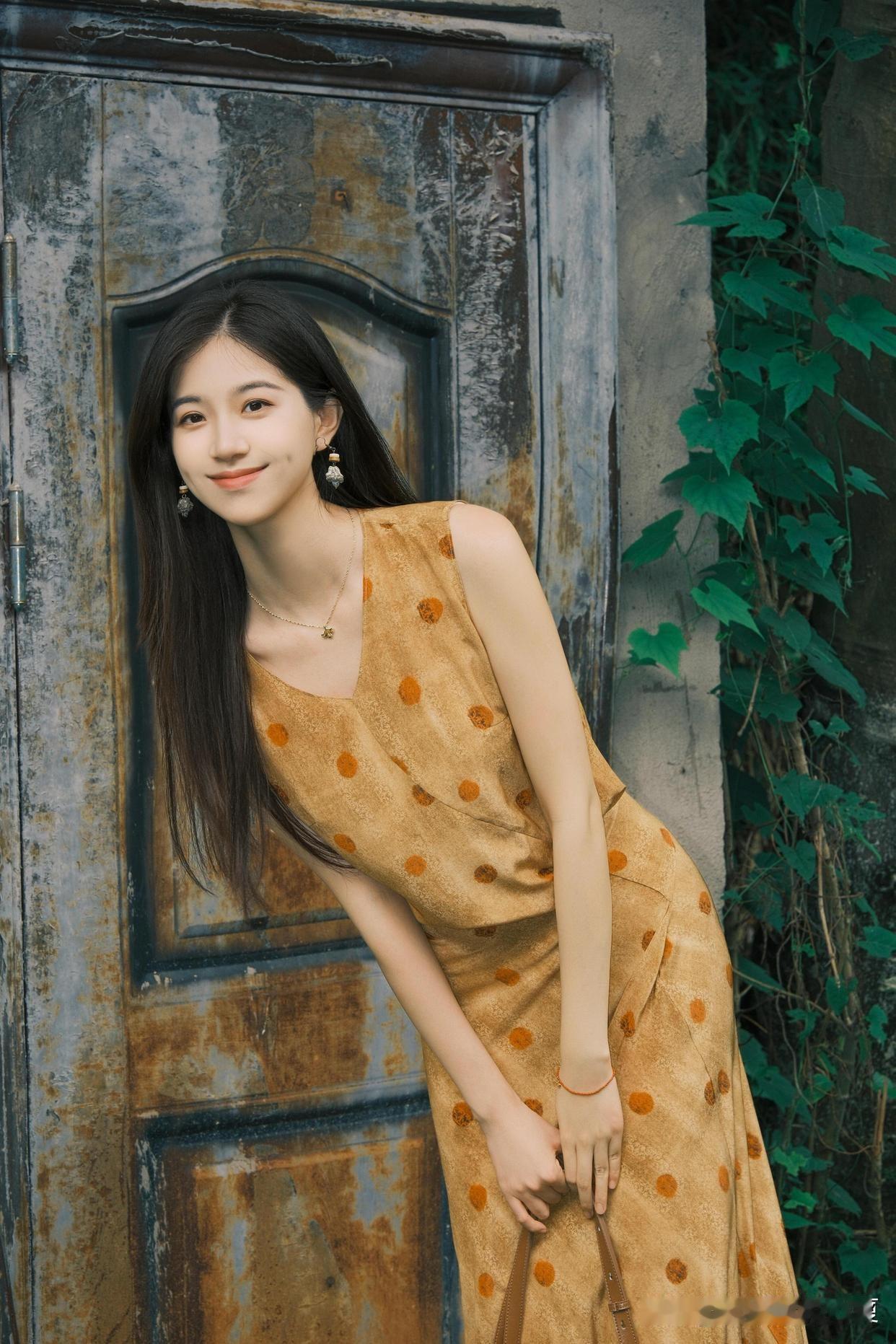 这姑娘在草地上笑得好开心！