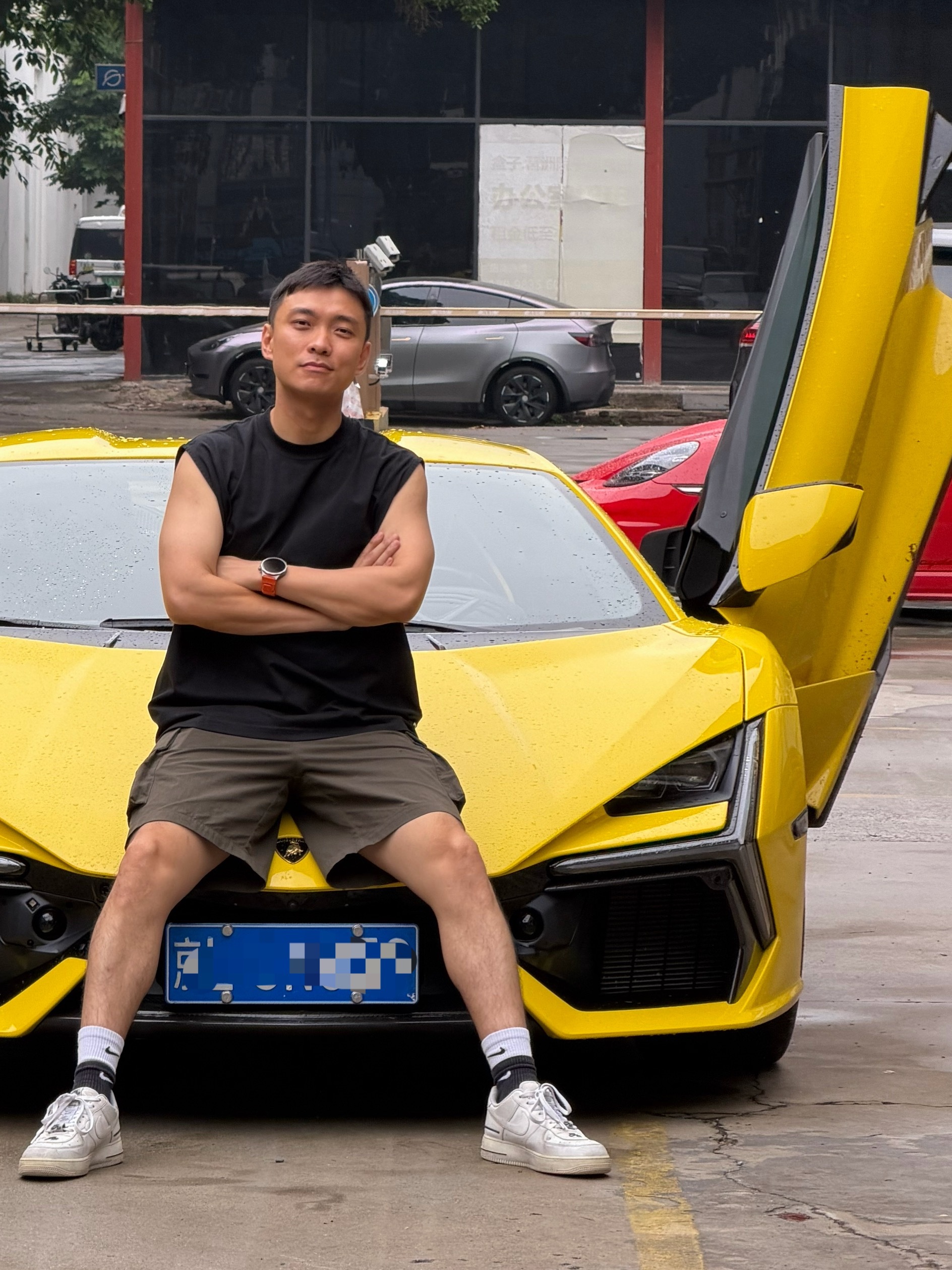 眼神真的不会骗人开大牛大 G 这些小时候看见会发疯的车现在开都像没睡醒一样但开上