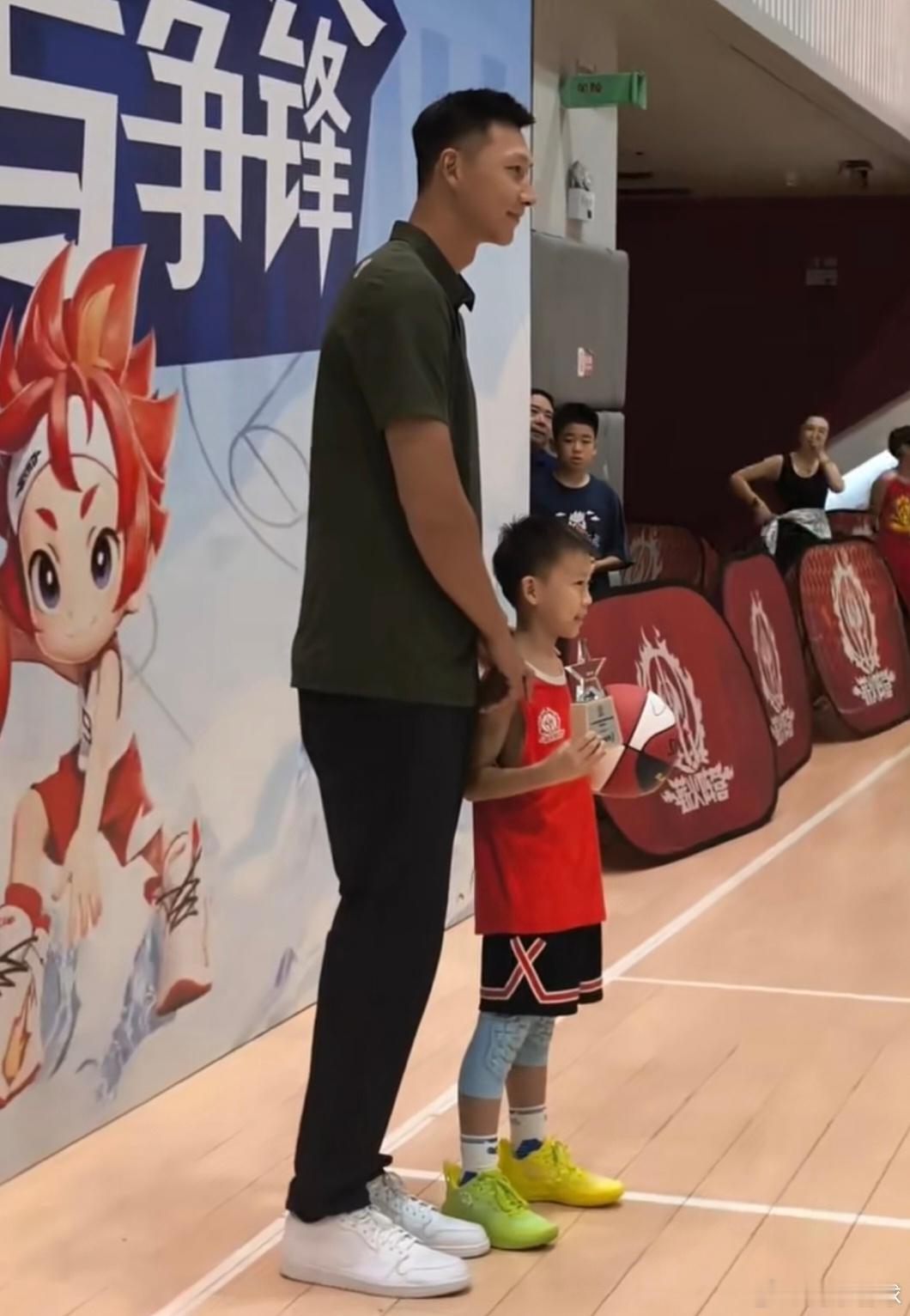 易建联和周鹏久违同框，昨天两位广东队功勋名宿现身深圳，为薪火阵营的小学员们颁奖 