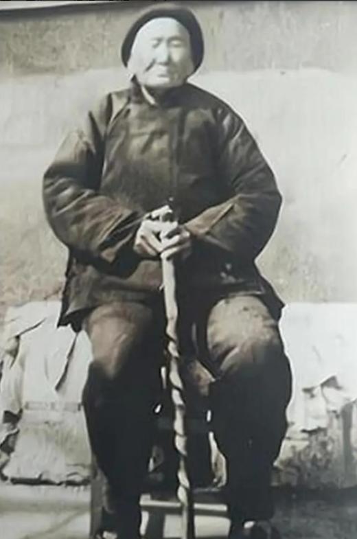 1941年，一位老妇人请“汉奸”侄子吃饭，突然压低声音道“孩子，给我弄300发子