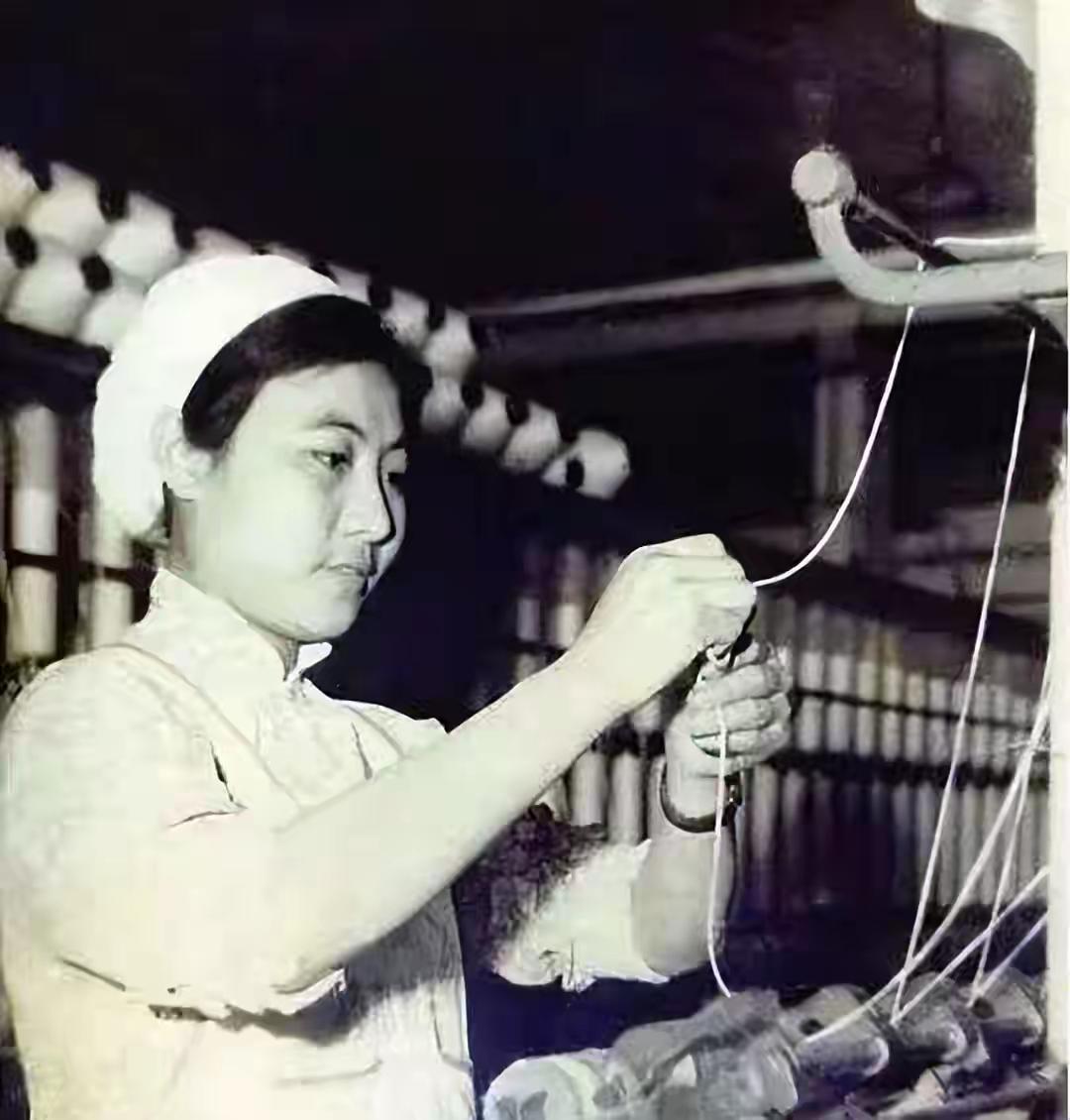 1975年1月，37岁的劳动模范吴桂贤当选为国务院副总理。对于一名从车间直接走上