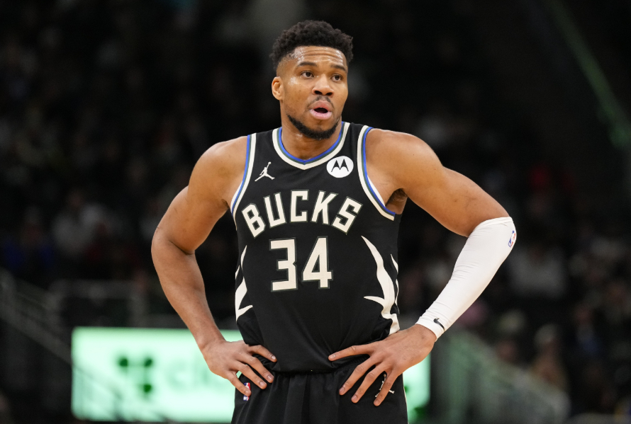 今日NBC记者Chris Mannix在自己的播客节目中谈到了关于勇士的交易流言