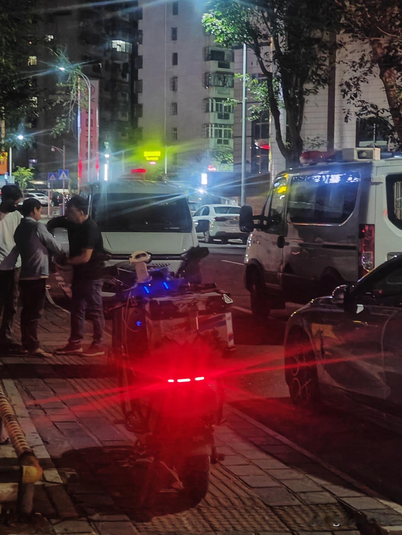 发生在你身边真实的一幕，却无人知晓！螳螂捕蝉，黄雀在后。

近日凌晨4点半国贸某