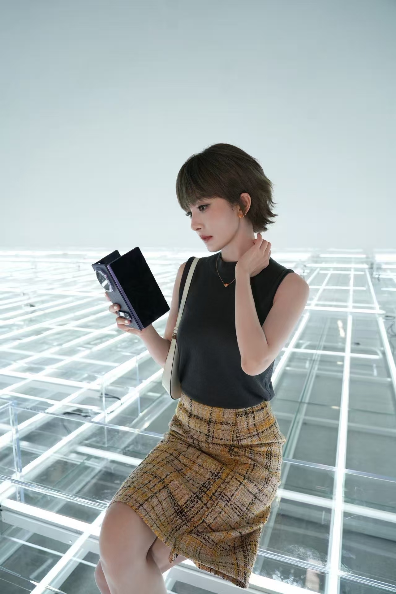 杨幂短发造型Prada大秀入场 VOGUE中国香港版首图报道记录下这一高光时刻杨