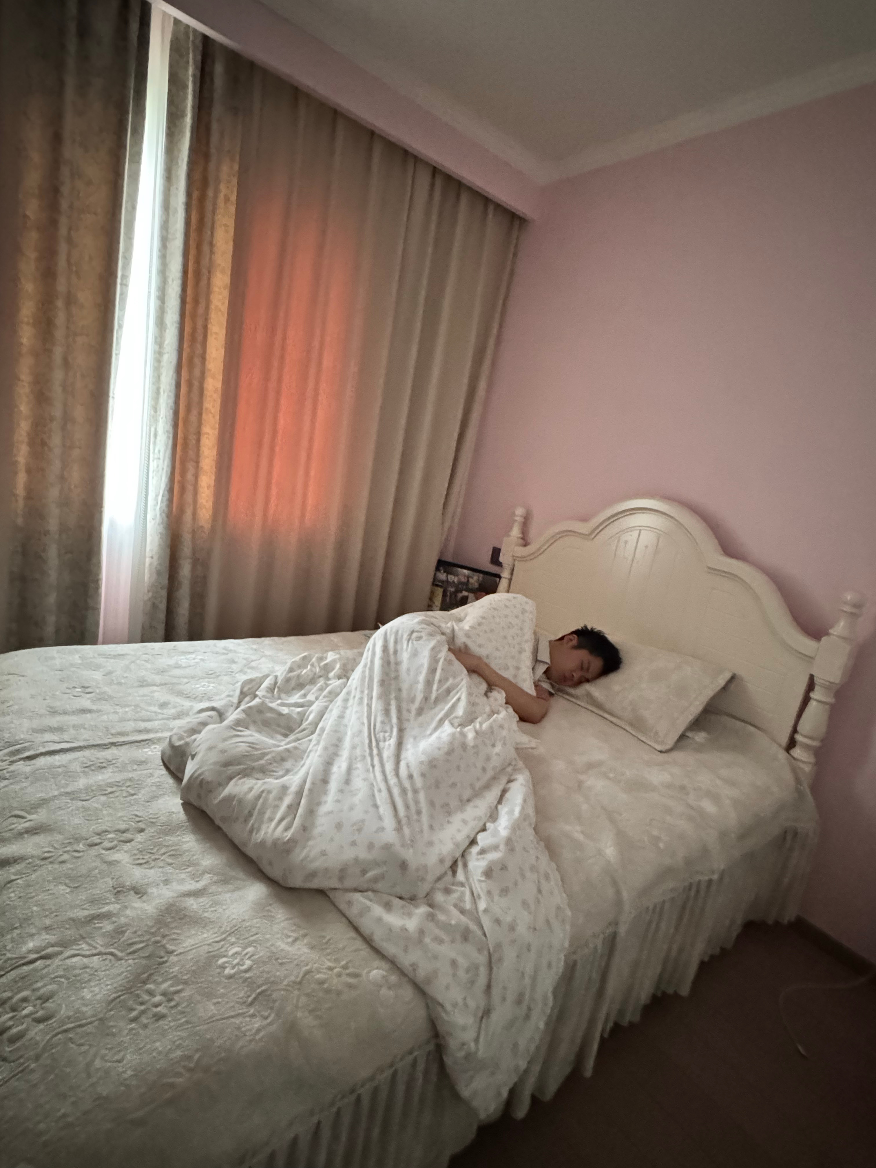 本人的香香软软粉粉嫩嫩立体蕾丝公主床就这么睡进了一个190大男人 合肥
