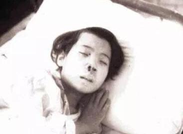 常德细菌战首位受害者照片公开：12岁女孩蔡桃儿，染鼠疫病状惨烈。
 
1941年