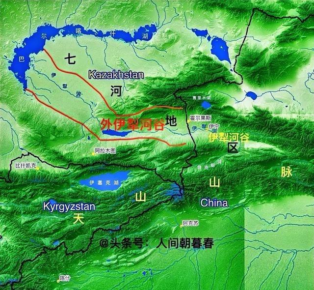 站在我国境内的伊犁河谷，向哈萨克斯坦一侧眺望，可以看到地势平坦开阔的外伊犁河谷。