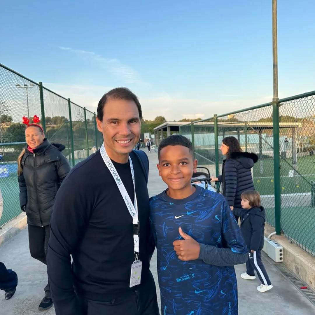 重回纳达尔网校的豆校长继续被小朋友们包围，梅花、小豆子和小小豆子当了合影的背景板