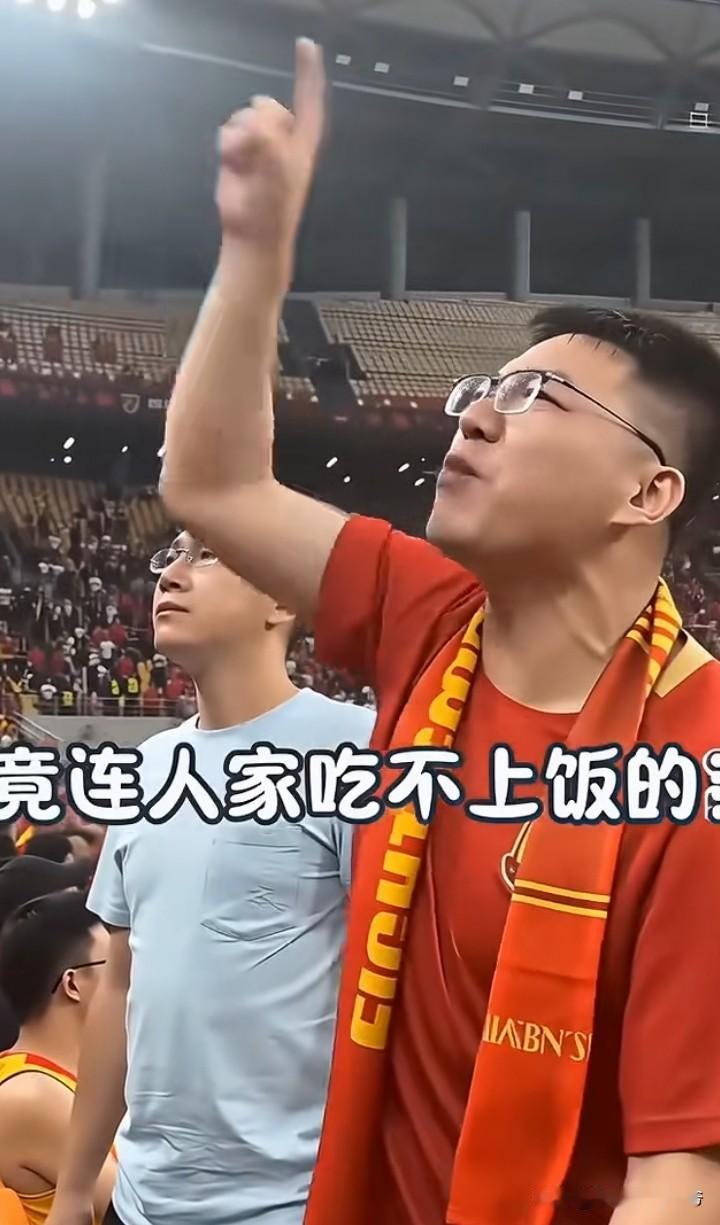“吃海鲜的，竟连人家吃不上饭的都踢不过！中国男足，太给中国人丢脸了！”

男足重