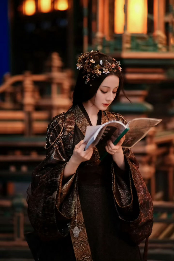 迪丽热巴贺思慕顶级压制白日提灯 被贺思慕的顶级压制狠狠拿捏！迪丽热巴演绎的角色又